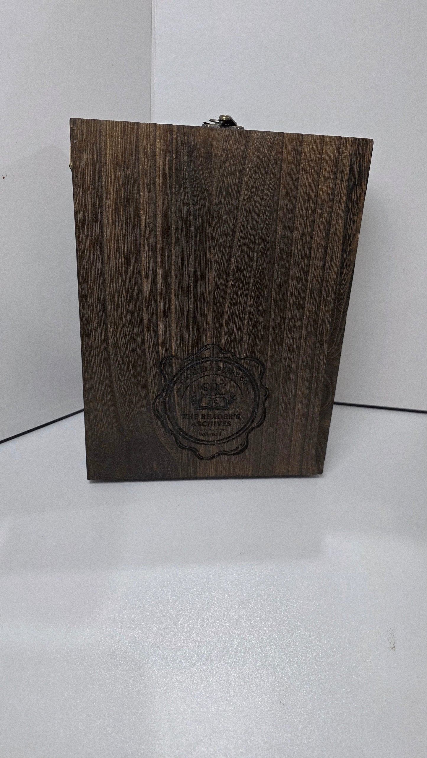 THE READER'S ARCHIVES Wandering easel, writing and drawing tool.