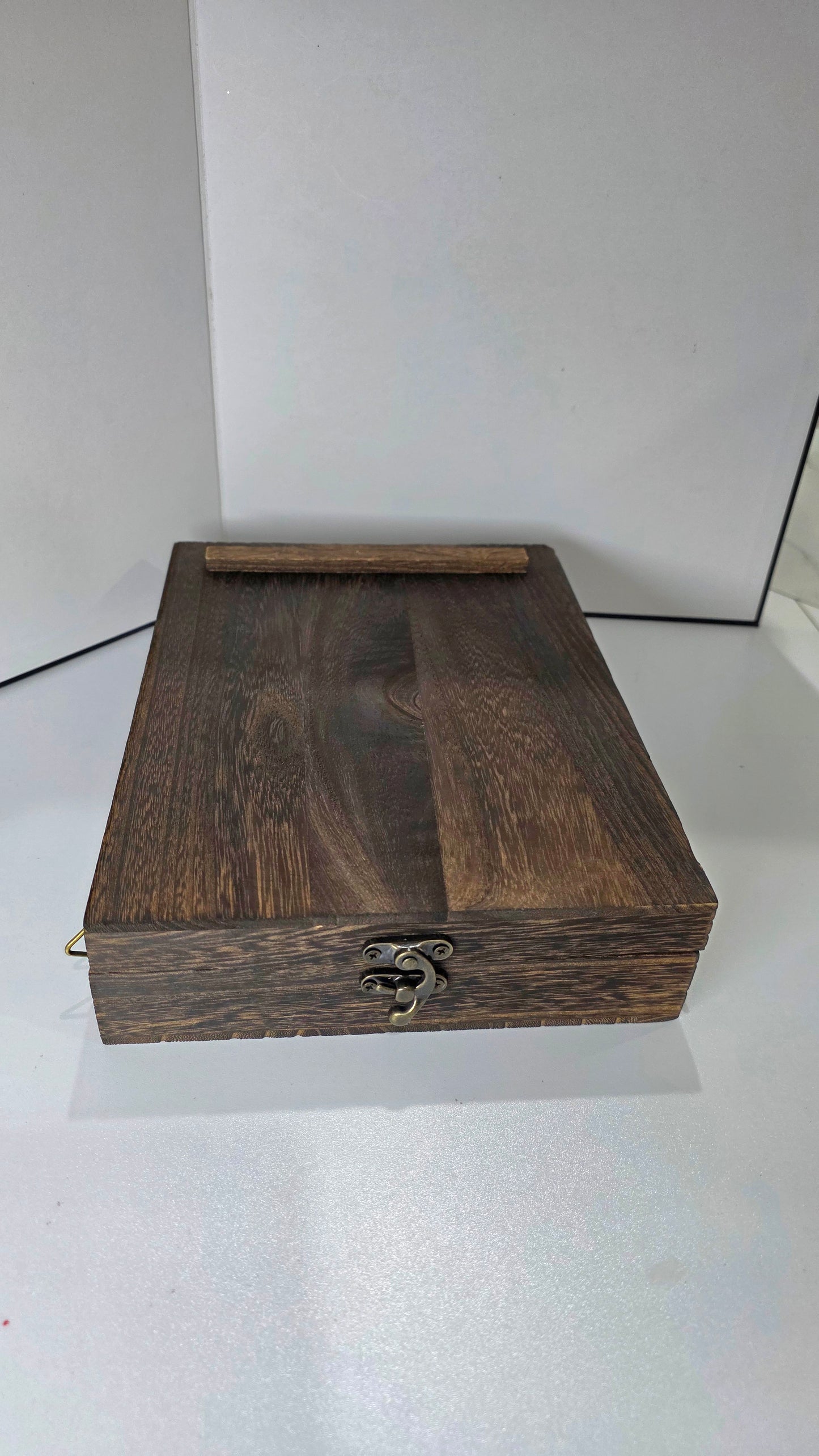 THE READER'S ARCHIVES Wandering easel, writing and drawing tool.