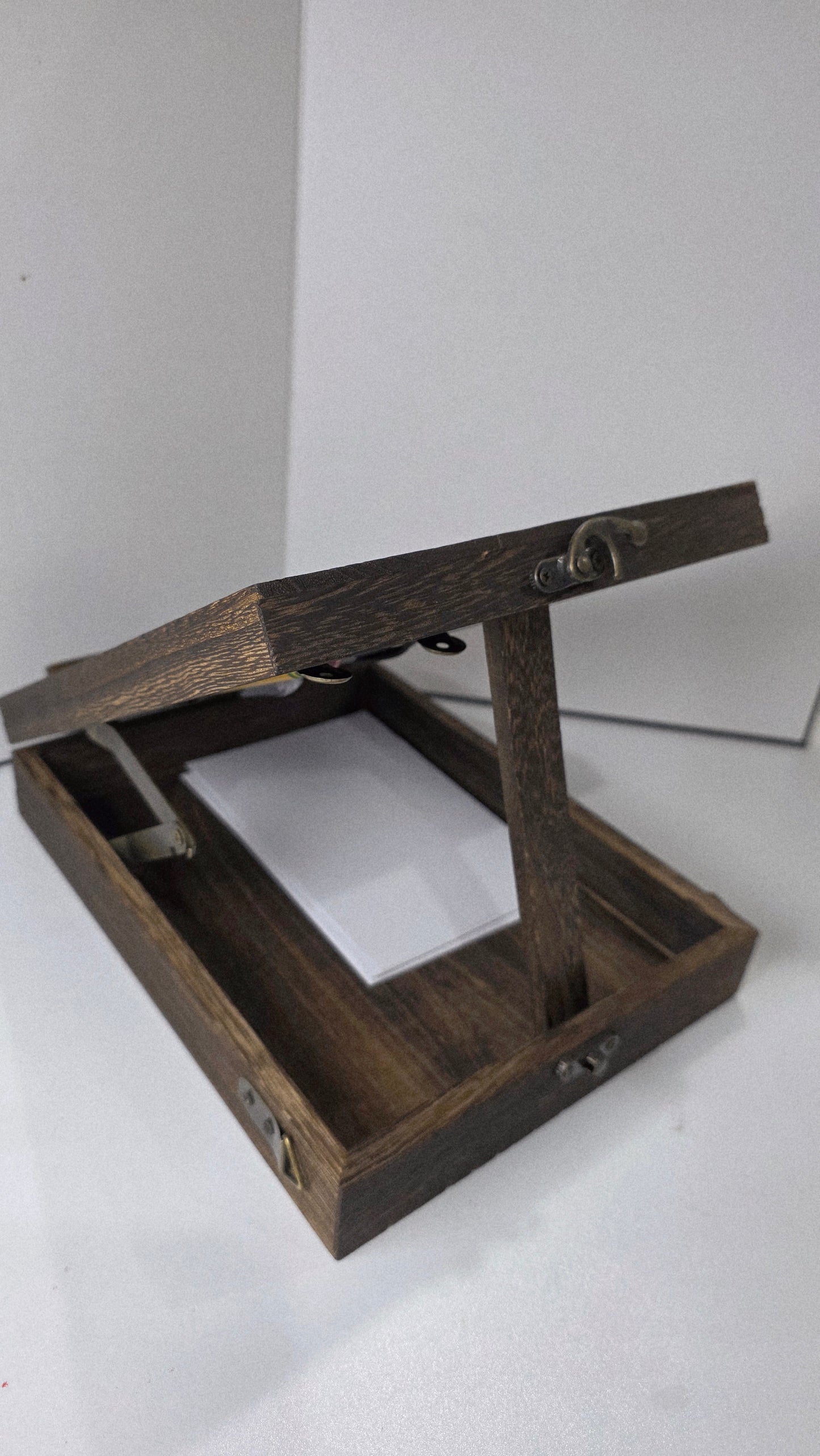 THE READER'S ARCHIVES Wandering easel, writing and drawing tool.