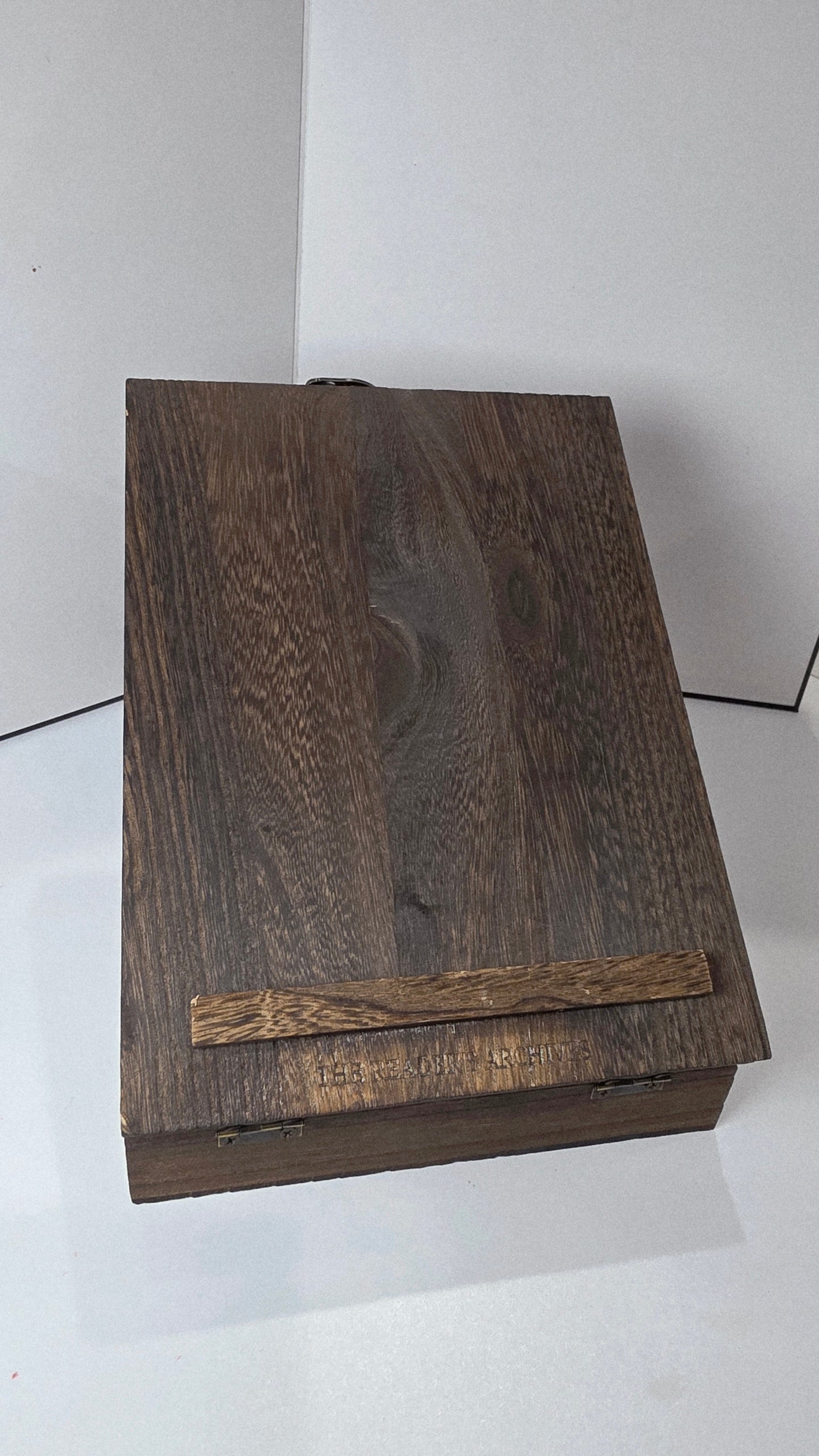 THE READER'S ARCHIVES Wandering easel, writing and drawing tool.